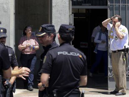 Agentes frente a la Delegaci&oacute;n de Salud en M&aacute;laga tras el suceso.