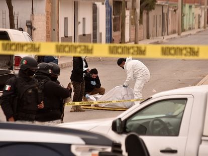 Peritos forenses realizan el levantamiento de varios cuerpos en el municipio de Fresnillo, Estado de Zacatecas (México), en febrero de 2022.