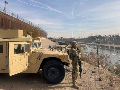 Tropas estadounidenses vigilan la frontera con México en El Paso, Texas, el pasado 31 de diciembre.