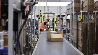 Un operario de Amazon prepara paquetes en el centro logístico de la compañía en Alcalá de Henares, en Madrid.