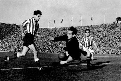 Escudero remata en un partido entre el Atlético y el Madrid en 1950.