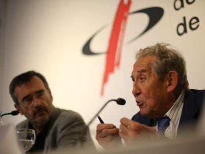 Francisco Rubio Llorente, a la derecha, junto a Manuel Cruz, catedrático de Filosofía y presidente de Federalistes d'Esquerres.