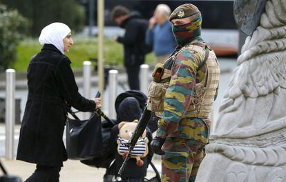 Un soldado belga monta guardia en el centro de Bruselas.