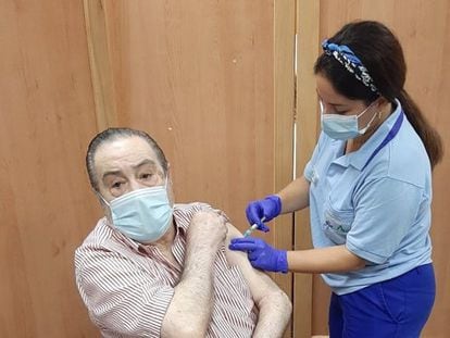 Una enfermera vacuna a un anciano en una residencia. / JUNTA DE ANDALUCÍA