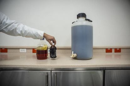 En los laboratorios se extraen los derivados de la planta, como el aceite de cannabis.