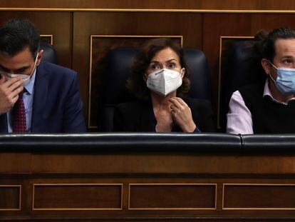 El presidente del Gobierno, Pedro Sánchez, la vicepresidenta primera, Carmen Calvo y el vicepresidente segundo, Pablo Iglesias, durante el pleno del Congreso.