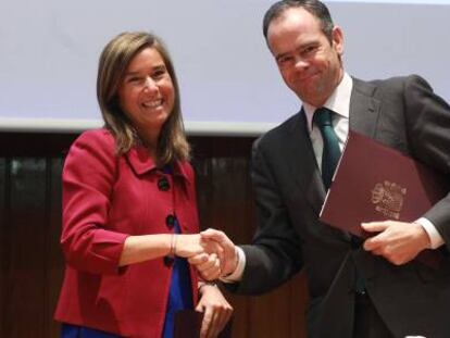 Ana Mato, ministra de Sanidad, e &Iacute;&ntilde;igo Meir&aacute;s, consejero delegado de Ferrovial, ayer, en la firma de los acuerdos.