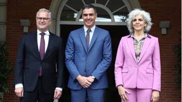 El presidente del Gobierno, Pedro Sánchez, junto a dos representantes de la compañía naviera.