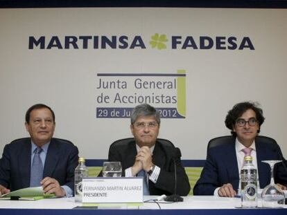 El presidente de la inmobiliaria Martinsa-Fadesa, Fernando Mart&iacute;n (c), acompa&ntilde;ado del consejero delegado, Antonio Mart&iacute;n Criado (i) y el secretario del consejo, &Aacute;ngel Varela, durante una junta General Ordinaria de Accionistas en 2012. EFE/Archivo