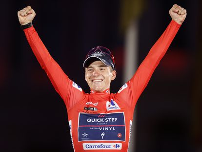 El belga Remco Evenepoel, ganador de la Vuelta pasada, en el podio de Madrid.