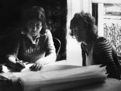 Shelley McNamara (1952) e Yvonne Farrell (1951) en la Escuela de Arquitectura de la Universidad College Dublin (UCD), en 1974. Allí, estudiaron con maestros racionalistas recién llegados a la facultad con el encargo de renovar la institución. Al terminar la carrera, ambas recibieron una oferta para dar clases en la escuela. |