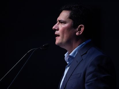 El exjuez brasileño Sérgio Moro habla durante una reunión con simpatizantes, en Brasilia el 10 de noviembre.