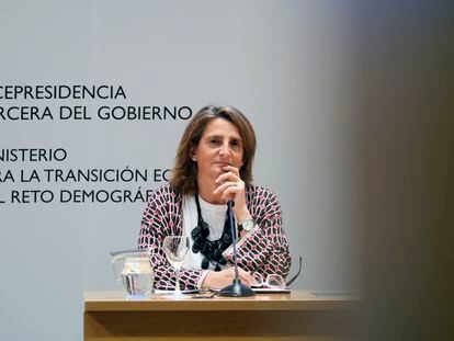 Teresa Ribera, el 19 de abril tras la firma de la renovación y mejora de la flota estatal de aviones anfibios contra incendios forestales.