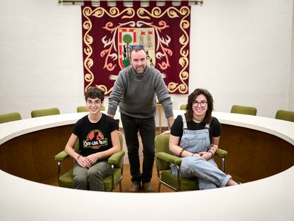 Las estudiantes Lucía Núñez y Alba Jiménez (de izquierda a derecha sentadas) con su profesor Eduardo Ortiz (de pie).