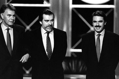 Imagen del debate electoral del 31 de mayo de 1993 entre Felipe González y José Aznar en Telecinco. En el centro, el periodista Luis Mariñas.