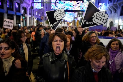 Decenas de ciudades en España se han movilizado en repulsa contra la violencia machista este 25-N, Día Internacional para la Erradicación de la Violencia hacia las Mujeres.