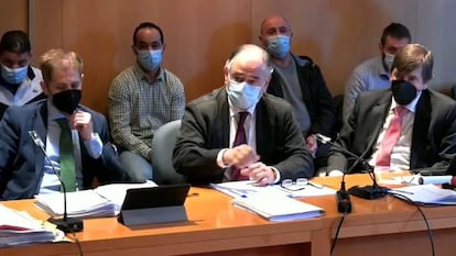 Los acusados del crimen de Javier Ardines, detrás de sus letrados, en la sesión del 15 de noviembre.