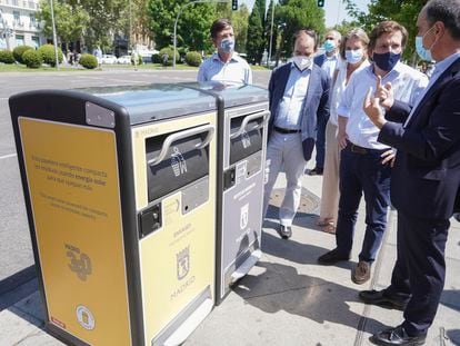 Almeida en la presentación este jueves de las nuevas papeleras en la glorieta de Atocha