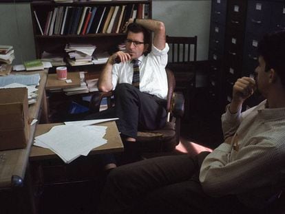 Noam Chomsky fumando en pipa en su despacho del MIT en 1969. En vídeo, perfil de Tom Wolfe.