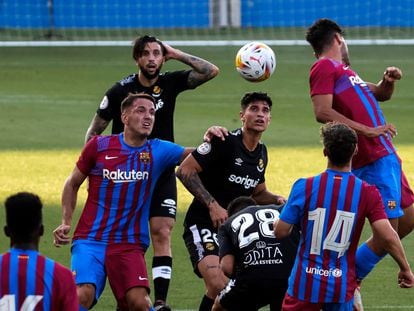 Manaj, goleador ante el Nàstic, pelea por la posición y el balón.