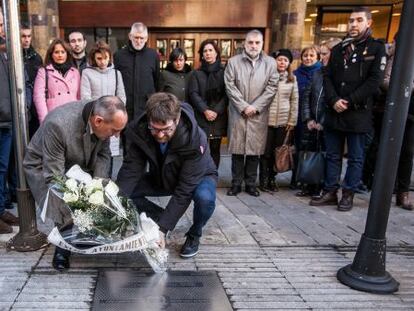 El diputado general de &Aacute;lava, Ramiro Gonzalez y el alcalde de Vitoria a la derecha, Gorka Urtaran, ambos agachados colocan un ramo de flores en el lugar en el que asesinaron a Velasco