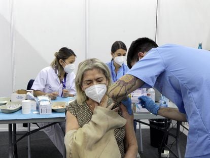 Una mujer se vacuna en el pabellón de la Casilla en Bilbao, este miércoles.