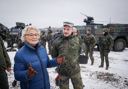 La ministra de Defensa alemana, Christine Lambrecht, visita a soldados alemanes destacados en Lest, en Eslovaquia, el pasado 20 de diciembre.