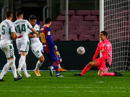 Messi marca su segundo gol al Elche.