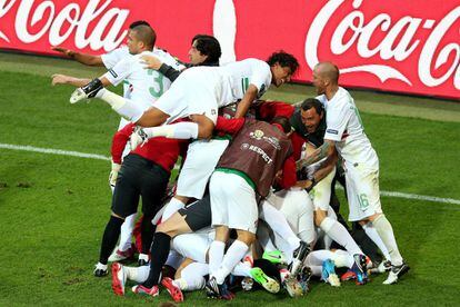 Los portugueses celebran el tercer gol, que les ha dado la victoria.