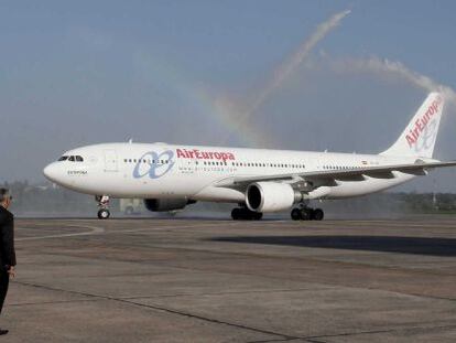 Un avi&oacute;n de AirEuropa en el aeropuerto internacional Silvio Pettirossi de Asunci&oacute;n (Paraguay).