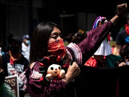 Una  integrante del Congreso Nacional Indígena durante un mitin para conmemorar  los 500 años de resistencia indígena, el 13 de agosto de 2021, en Ciudad de México.