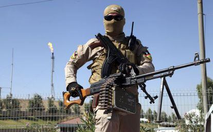 Un miembro de las fuerzas de seguridad kurdas vigila una refiner&iacute;a en las afueras de Mosul (Irak).