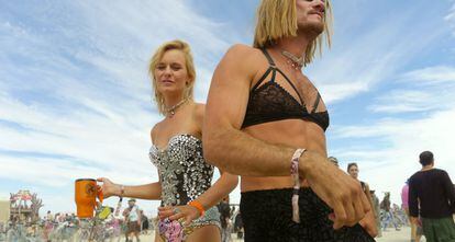 Los australianos Millie Savage (23 años) y James han viajado en pareja hasta Burning Man. Ella diseña las joyas que están usando. 