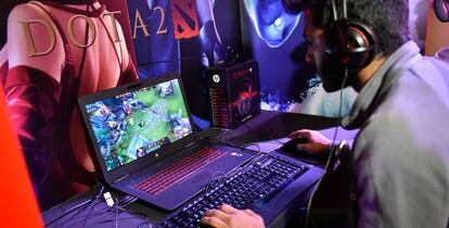 Un usuario prueba un juego en un portátil de HP.