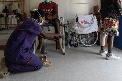 Jean Jacques Dieunot, de 23 años, fue atropellado por un 'taptap' y fue atendido por MSF para hacer su seguimiento médico en la sala de fisioterapia. Los accidentes de carretera que involucran a motocicletas son la segunda causa principal de trauma en Haití.