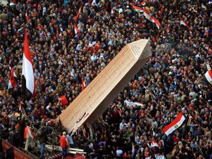 Los egipcios llevan a la plaza Tahrir un obelisco con los nombres de los fallecidos en la revuelta del a&ntilde;o pasado.