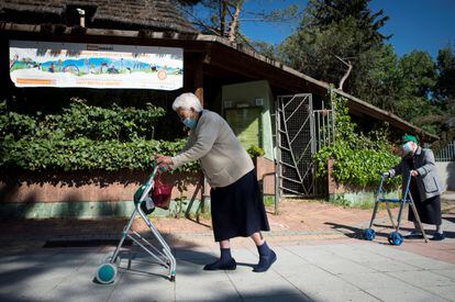Ancianos de dos residencias madrileñas disfrutan de una salida grupal a principios de mayo al Zoo Aquarium de Madrid.