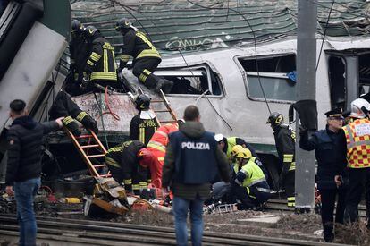 Personal de emergencias rescatan a los heridos tras el accidente de un tren en Pioltello, cerca de Milán (Italia), el 25 de enero de 2018.