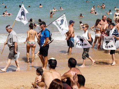 La asociación de familiares de presos de ETA Etxerat en una concentración en las playas de San Sebastián.