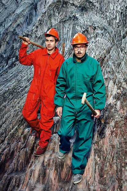 David Bestué y Marc Vives, disfrazados para un descenso al interior de la Tierra.