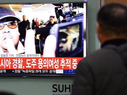 FOTO: Ciudadanos surcoreanos ven en Seúl noticias sobre la muerte en Malasia de Kijm Jong-nam. / VÍDEO: Secuencia de imágenes del supuesto ataque a Kim Jong-Nam.