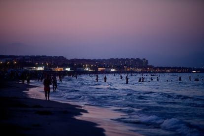 Bañistas disfrutaban de la playa de la Malvarrosa, en Valencia, tras la puesta del sol, el 31 de julio.