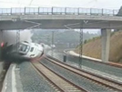 Vídeo de las cámaras de seguridad del momento en el que el tren de Santiago toma la curva y descarrila.