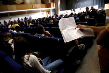 Asamblea anoche en Casarrubuelos (Madrid) por los whatsapps de los profesores. / CLAUDIO ALVAREZ (EL PA&Iacute;S)
  