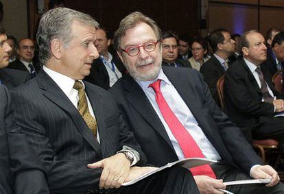 El ministro de Hacienda de Chile, Felipe Larraín, y el presidente de EL PAÍS, Juan Luis Cebrián.