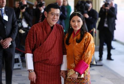 El rey de Bután Jigme Khesar Namgyel Wangchuck y la reina Jetsun Pema, ataviados con trajes típicos de su país, a su llegada al palacio de Buckingham, residencia de los monarcas británicos en Londres.