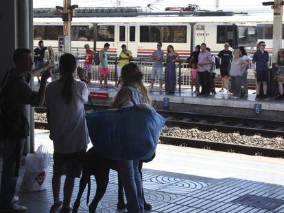 Viatgers esperen el tren a l'estació de Tarragona.