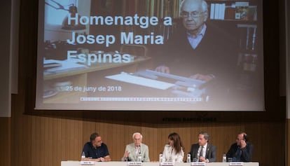 De izquierda a derecha, Xavier Pla, Espinàs, Laura Borràs, Joan Maluquer y Xavier Antich, durante el homenaje al escritor en el Ateneu Barcelonès.