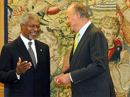 El Rey conversa con Kofi Annan, secretario general de la ONU, en el palacio de la Zarzuela.