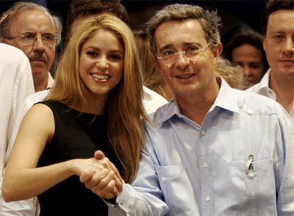 Shakira y Álvaro Uribe, durante la inauguración del colegio.